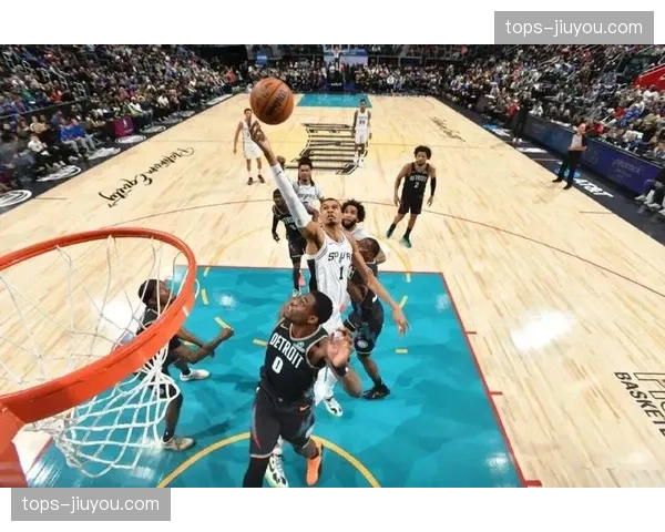 马刺攻防效率均衡显稳定性 关键时刻战术执行力跻身联盟前十
